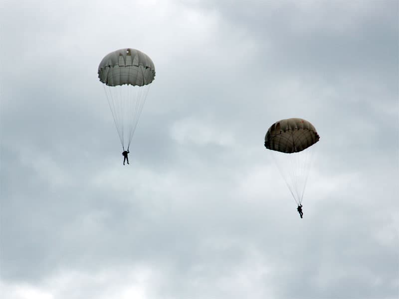 В Мишкинском районе начались прыжки с парашютом (фото)