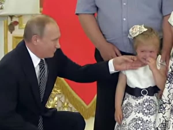 Владимир Путин попытался успокоить плачущую девочку на церемонии вручения ордена «Родительская слава» в Кремле