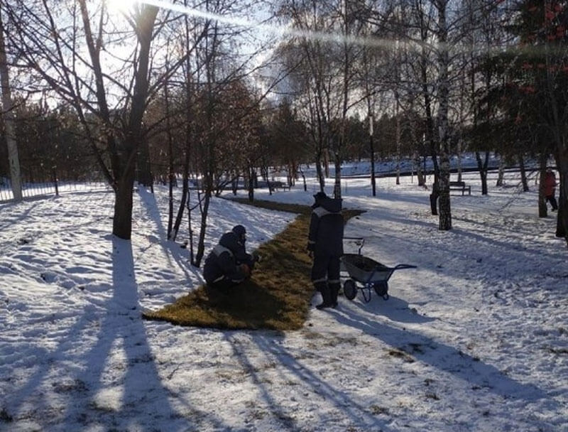 В Уфе газон в парке уложили поверх снега