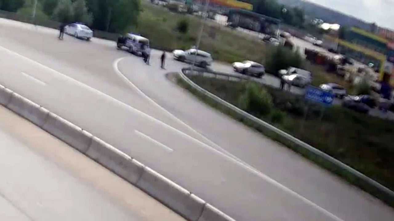 В Уфе перекрыли Нагаевское шоссе: очевидцы сообщают о вооруженных полицейских и саперах (видео)