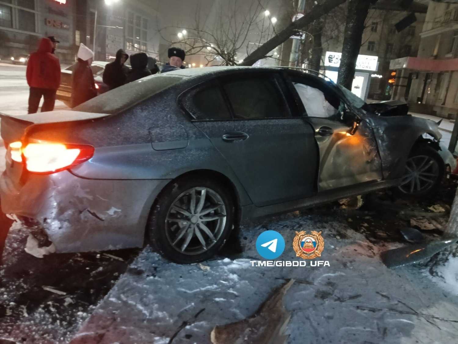 В Уфе лихач на BMW протаранил автомобиль и повредил цветочный павильон