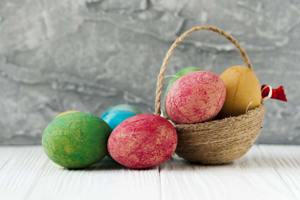 Как покрасить яйца на Пасху: необычные и простые способы