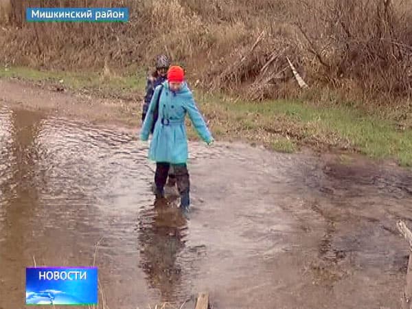 В школу, рискуя жизнью, вынуждены добираться старшеклассники из Старокульчубаево, что в Мишкинском районе