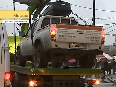 В Москве водитель почти сутки не дает эвакуировать свой автомобиль (+1 видео)