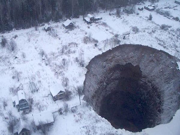 Провал грунта площадью 600 кв. метров произошел в Соликамске (фото)