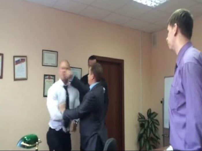 Оренбургский чиновник ударил корреспондента НТВ (видео)