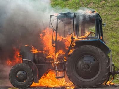 В Хакасии женщина-фермер пожертвовала новым трактором ради спасения деревни от пожара