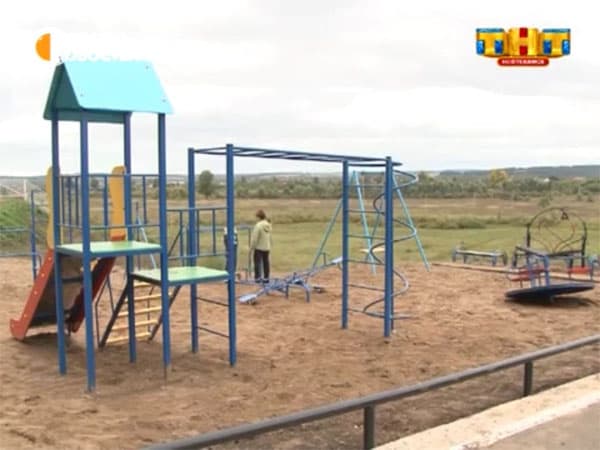 В Башкирии разгорается скандал вокруг новой детской площадки, построенной по программе поддержки местных инициатив