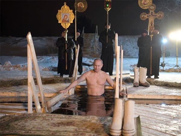 Путин окунулся в прорубь в монастыре на Селигере