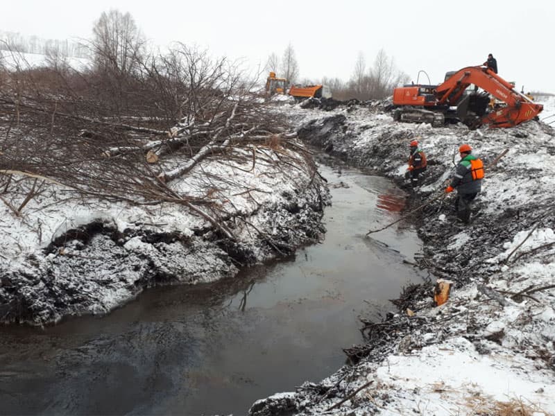 В Башкирии нефть попала в реку из-за прорыва трубопровода