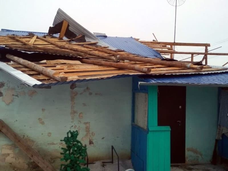 Сильный ветер сорвал крышу дома в Башкирии