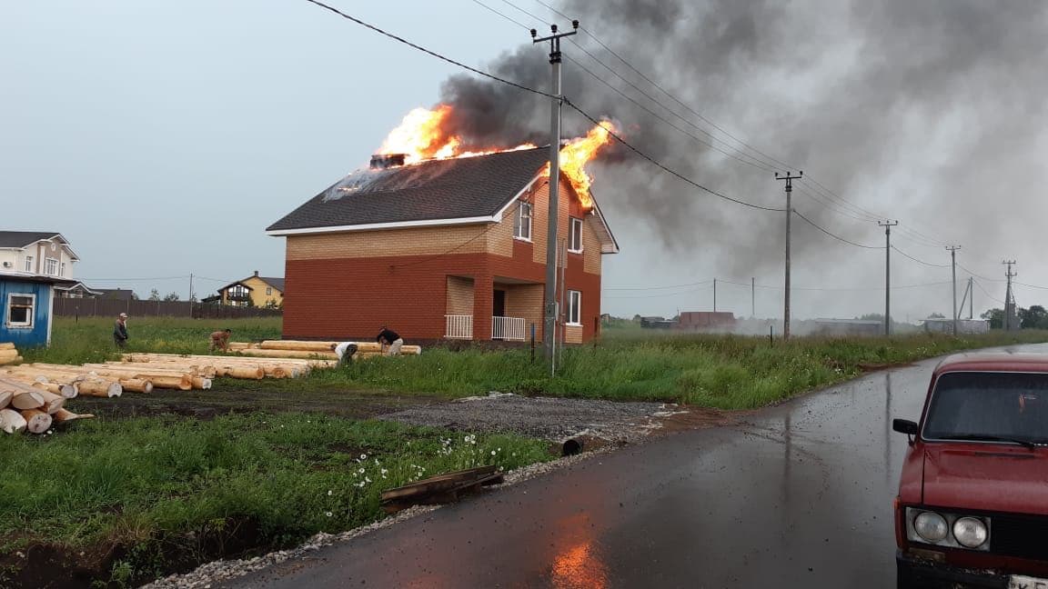 В Иглинском районе от удара молнией сгорел дом