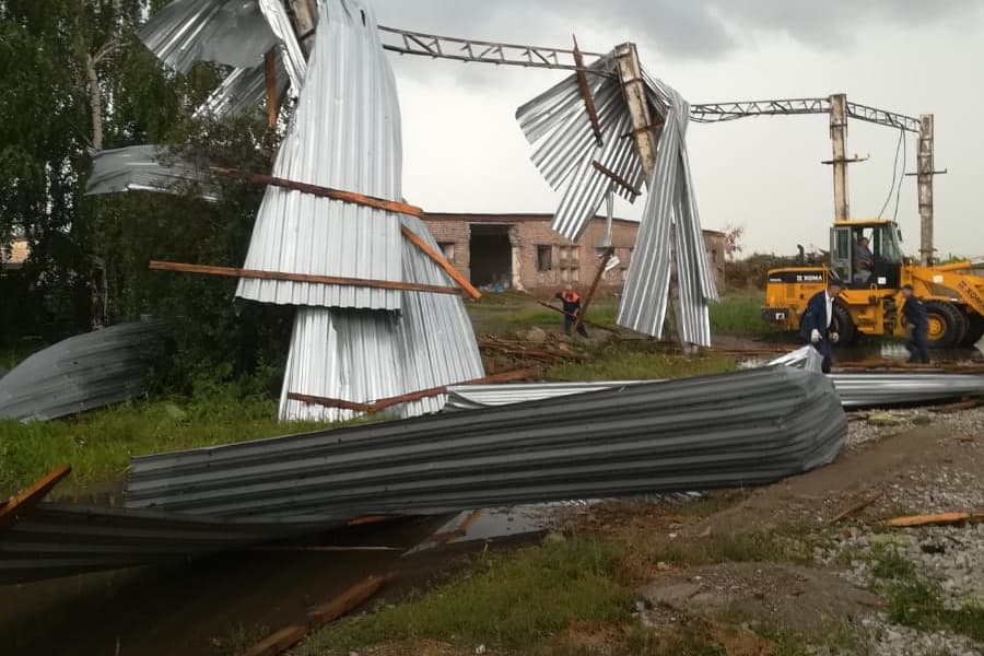 В Стерлитамакском районе ураган сорвал кровлю со здания птицефабрики