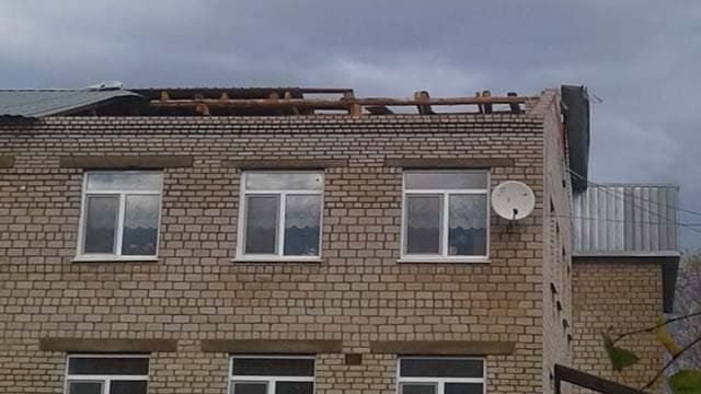 В Нуримановском районе ураган сорвал крышу со здания школы