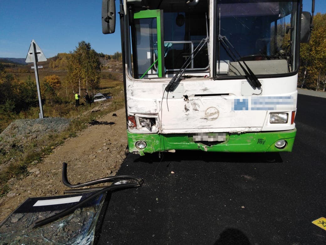 В Белорецком районе автобус с детьми попал в аварию: погиб пассажир легкового авто