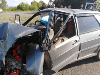 Авария в Белорецке: три человека пострадали в лобовом столкновении «ВАЗ-2115» и «Renault Logan»