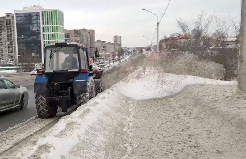 Житель Уфы снял видео, как трактор заваливает грязным снегом очищенный тротуар