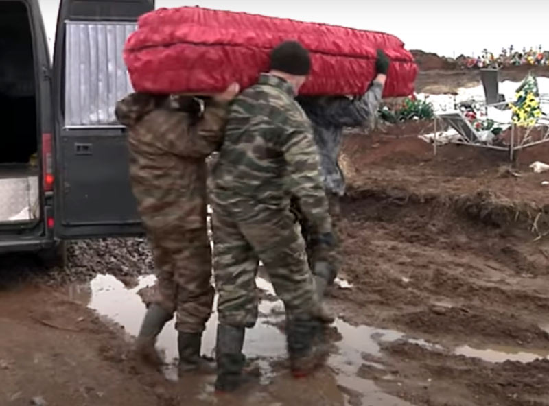 В Башкирии ритуальщики тащили гроб на спине из-за плохо отремонтированной дороги к кладбищу