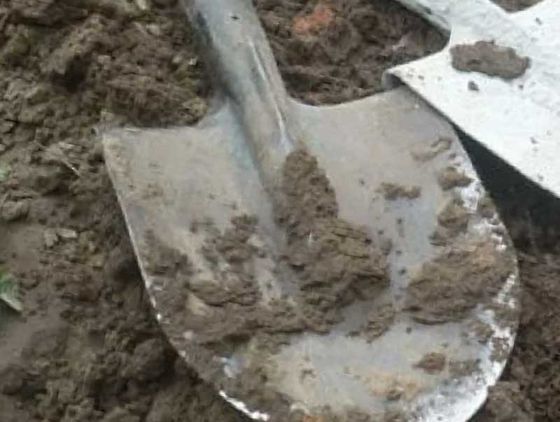 В Башкирии работник фермы избил лопатой мужчину