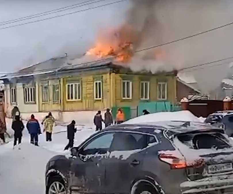 В Кушнаренковском районе Башкирии загорелся бревенчатый дом: эвакуировано 6 человек