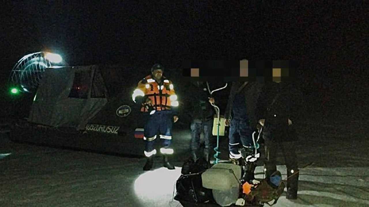 В Башкирии спасатели МЧС помогли 3 рыбакам, застрявшим на ледяном островке