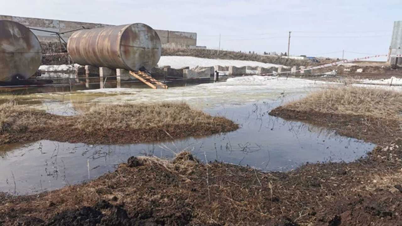 В Башкирии ввели локальный режим ЧС из-за разлива нефтепродуктов