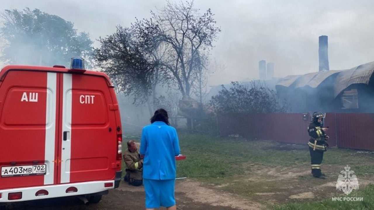 В Башкирии для тушения крупного пожара в Иглино привлекли вертолет
