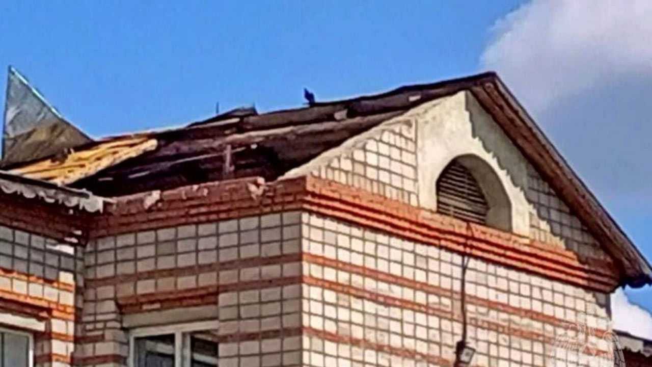 В Башкирии порывистый ветер сорвал крышу школы