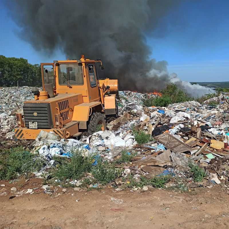 В Башкирии загорелся крупный мусорный полигон