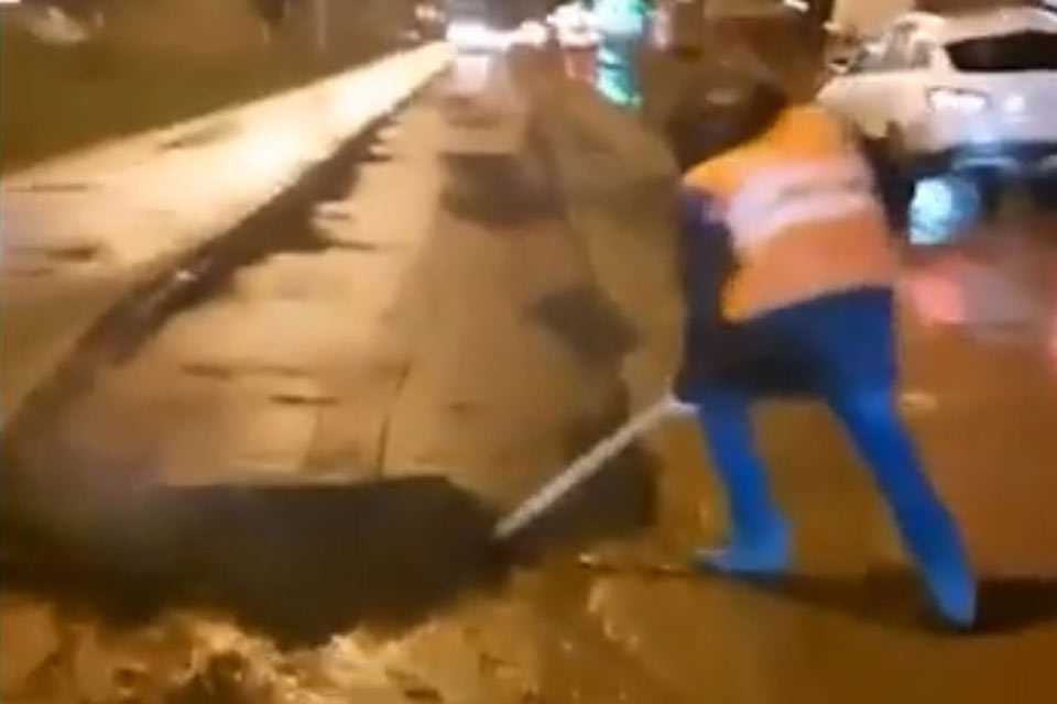 «Отличные дороги получатся!»: в Уфе дорожники клали асфальт на залитую дождем дорогу
