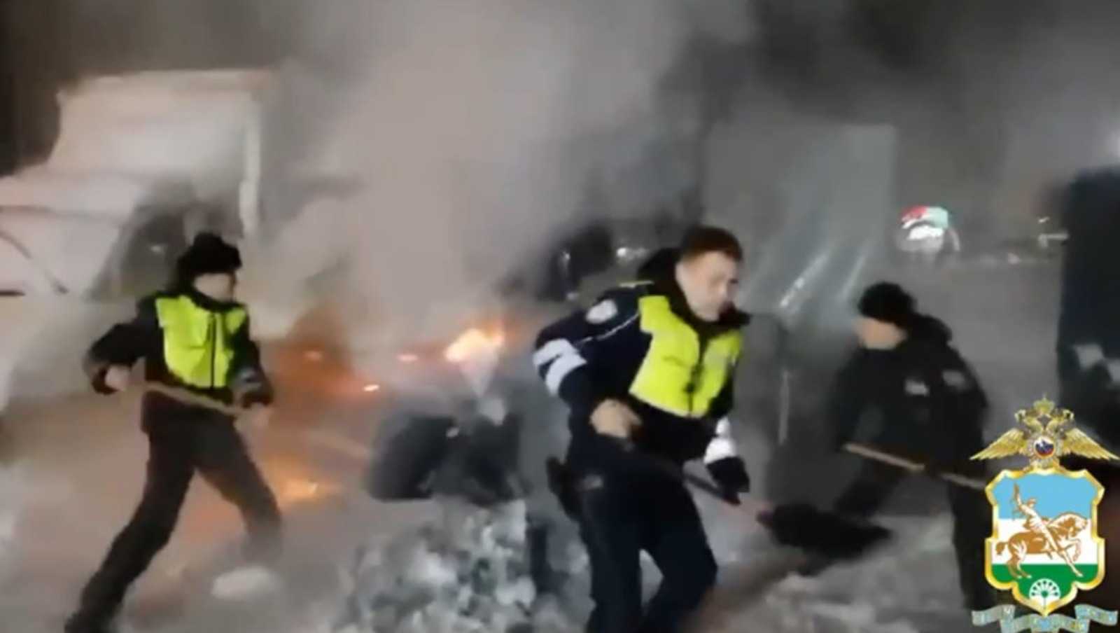 Сотрудники полиции потушили горящий автомобиль на стоянке в Башкирии - видео
