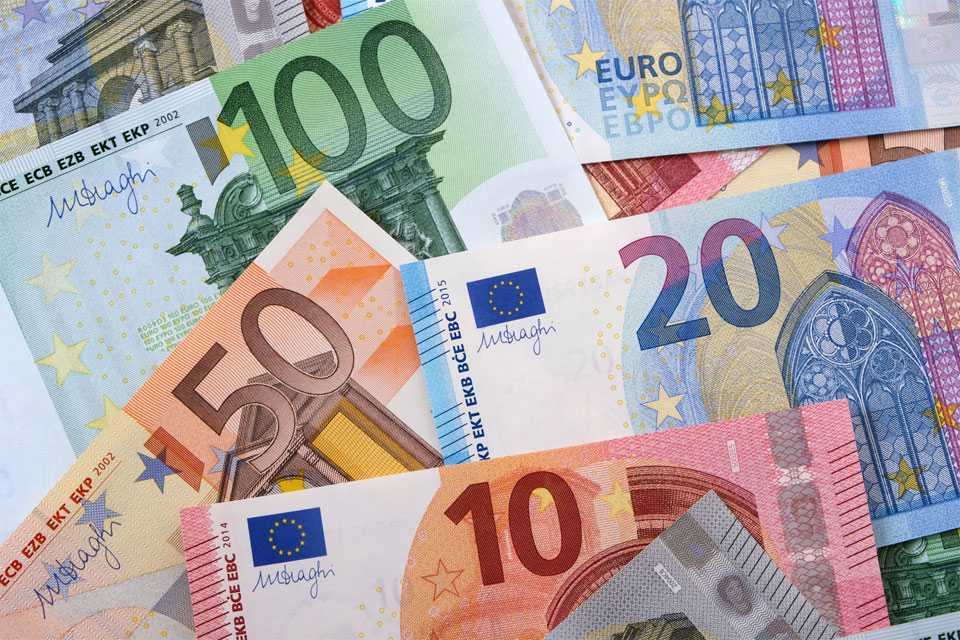 Россиянам назвали две купюры доллара и евро, которые нужно сжечь