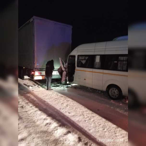 В Туймазинском районе Башкирии столкнулись пассажирский автобус и грузовик, один человек пострадал