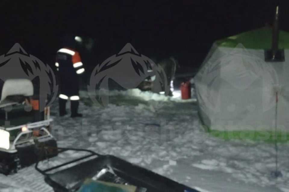 ЧП на льду: снегоход с рыбаками провалился под воду в Башкирии