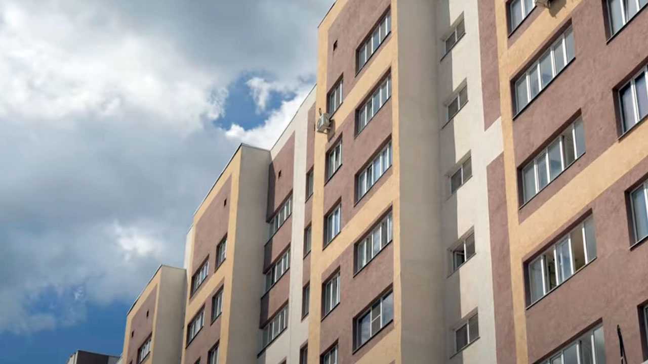 Несчастный случай в Башкирии: мужчина выпал из окна пятого этажа и выжил