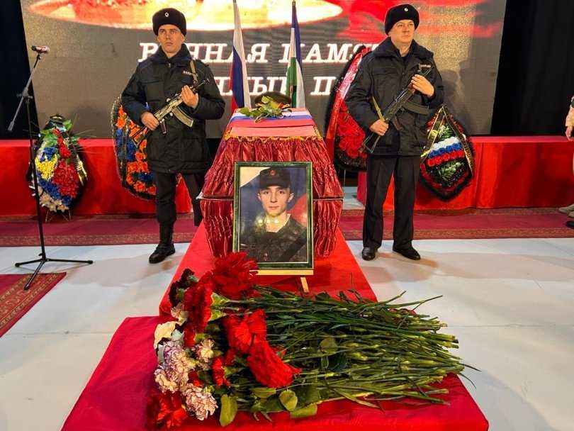 «Пал смертью храбрых»: в Башкирии похоронили участника СВО Евгения Еремина
