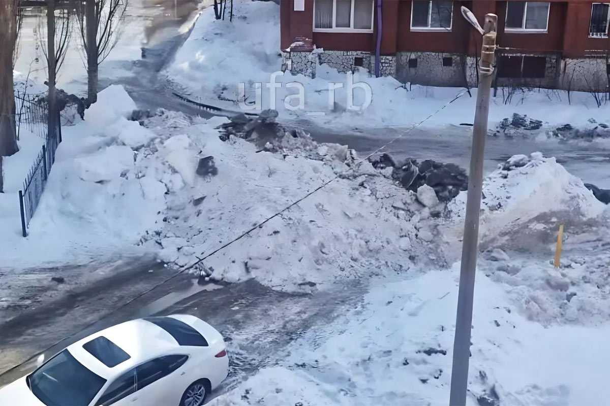 Снежный бунт в Уфе: жильцы одной из многоэтажек перекрыли проезд к соседним домам