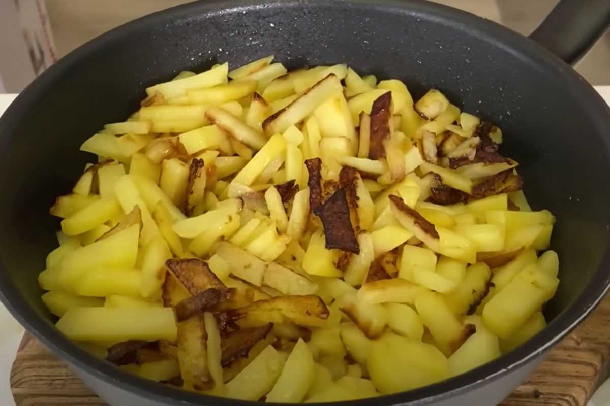 Как сделать картошку хрустящей без лишней капли масла: удивительный трюк поваров, который изменит ваше представление о жарке