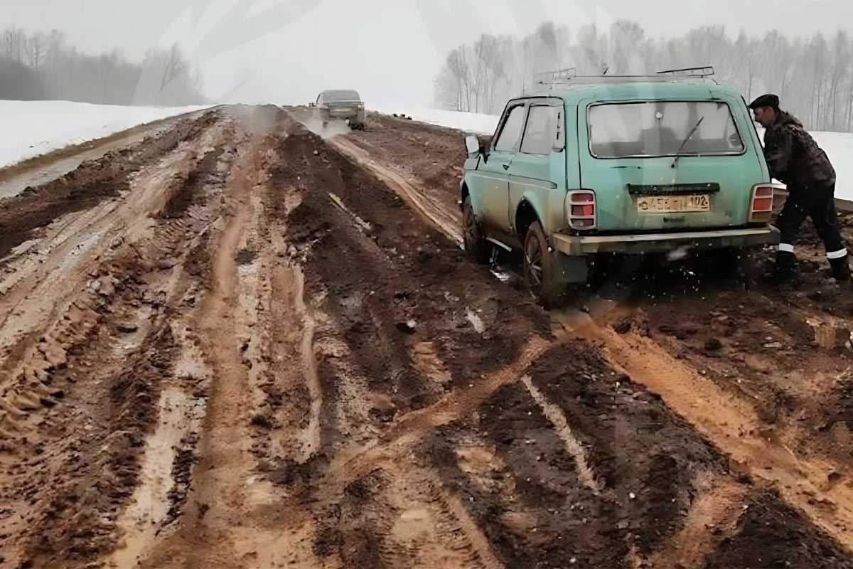 В Башкирии жители одного из сел оказались отрезаны от мира из-за размытой дороги