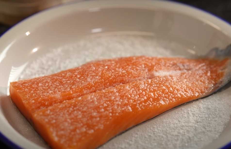Всего 3 ингредиента и 1 ночь в холодильнике: Рыбацкий метод засолки красной рыбы за копейки
