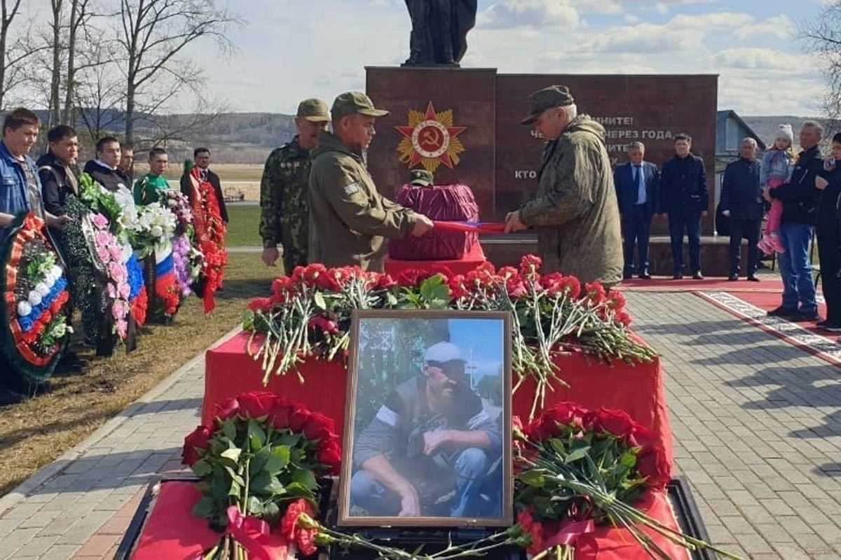 Жители Башкирии простились с погибшим в СВО младшим сержантом Александром Севриным